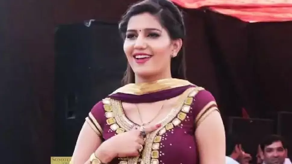 Sapna Chaudhary was dancing in the village on the song 'Choli Ke Peechee Kya Hai', the boys did such an act in the middle; there was a ruckus Sapna Chaudhary was dancing in the village on the song 'Choli Ke Peechee Kya Hai', the boys did such an act in the middle; there was a ruckus