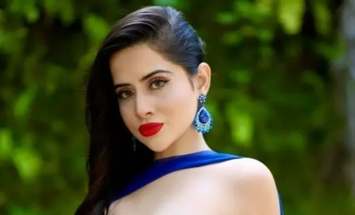 Urfi Javed wore a front open dress; Seeing the cut on the outfit, eyes stopped at one place - Watch Video