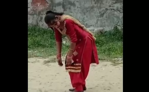 Viral Video You will be stunned to see the action of a drunk girl, watch this viral video