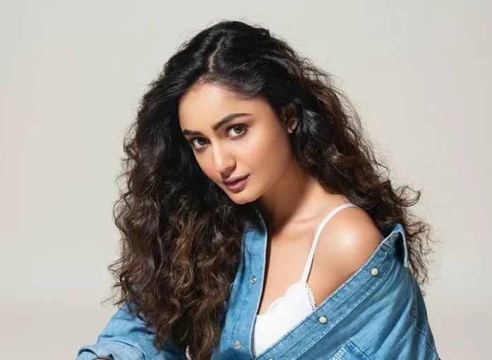 Aashram's Babita danced to Deepika Padukone's song at Diwali party, then fans said - Holi song on Diwali