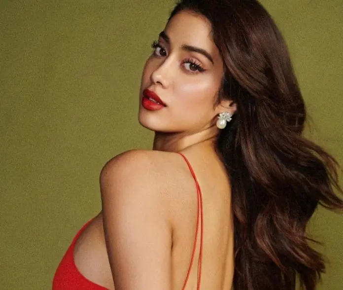 Jhanvi Kapoor left the house wearing very tight clothes, eyes fixed on the tight dress