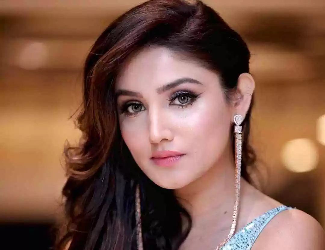 Donal Bisht's bo*ld look was captured in the camera, sizzling pose in the car