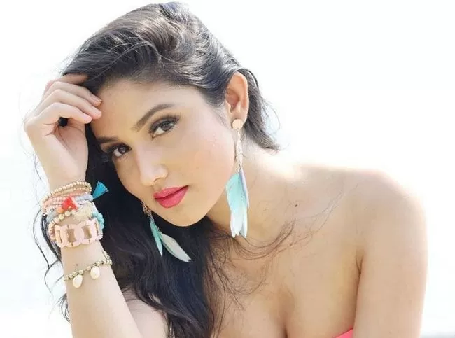 Donal Bisht made bo*ld photoshoot wearing a very deep neck blouse, people got injured due to hotness