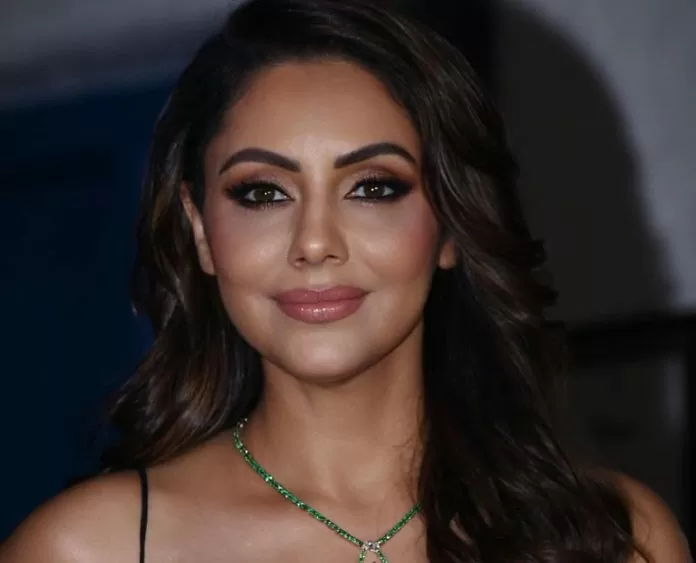 Gauri Khan shared bo*ld pictures wearing a deep neckline dress at the age of 52, seeing fans were injured