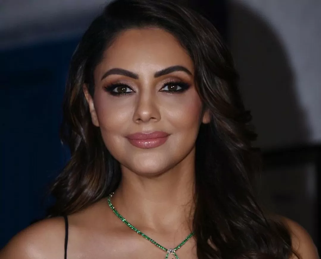 Gauri Khan shared bo*ld pictures wearing a deep neckline dress at the age of 52, seeing fans were injured