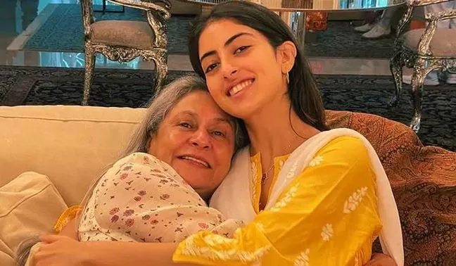 Jaya Bachchan got angry at the paparazzi, granddaughter Navya calmed her down like this, Watch video