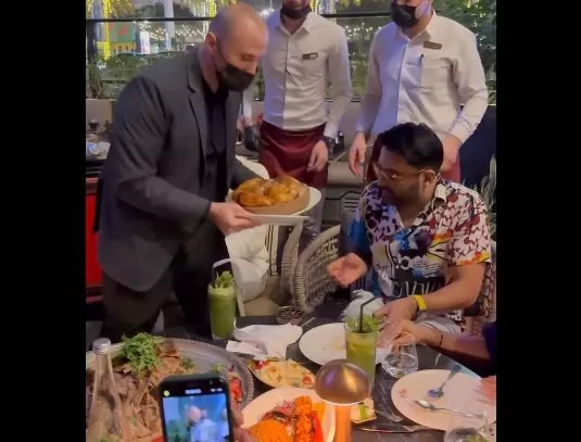 Kapil Sharma made a big mistake during the party in Dubai, started hiding this thing by looking on the camera, VIDEO went viral