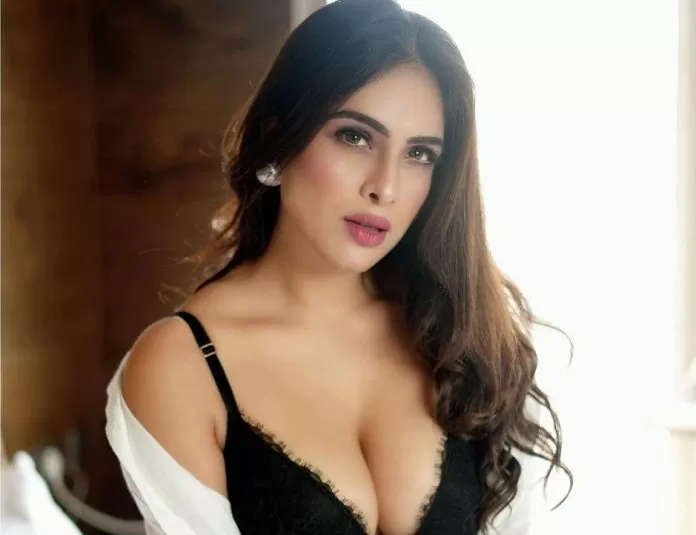 Neha Malik broke all limits of boldness, got the buttons of the shorts opened in front of the camera for photoshoot