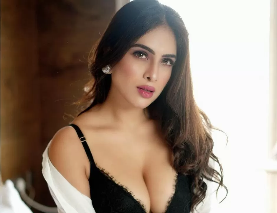 Neha Malik broke all limits of boldness, got the buttons of the shorts opened in front of the camera for photoshoot