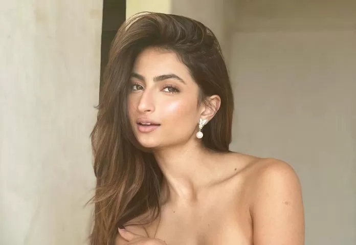 Palak Tiwari became superbo*ld on her birthday, the front cut of the dress plundered the hearts of the fans!