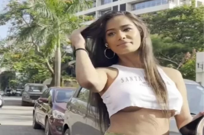 Poonam Pandey was picked up by the actor in her lap, the actress became a victim of oops moment