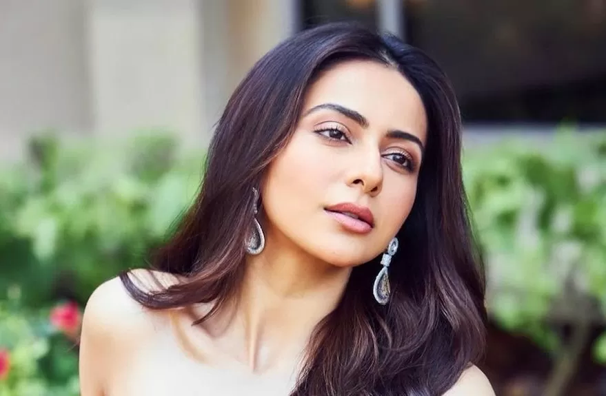 Rakul Preet Singh took off the coat in front of the camera, flaunted the bralette and posed like this