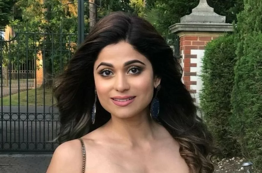 Shamita Shetty crosses all limits of bo*ldness, plots bralette look in open coat