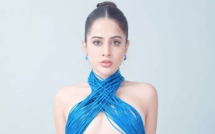 Urfi Javed crossed all limits by going braless, gave hot poses outside the restaurant