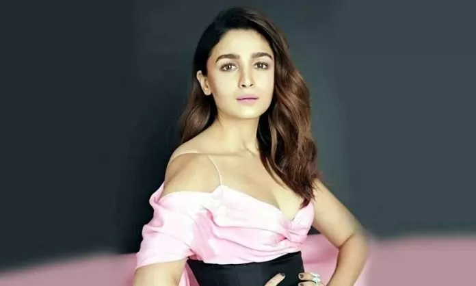 Alia Bhatt touched the film director in the wrong place, the video went viral