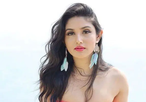 Donal Bisht showed hotness in a golden body fit dress, curvy figure caught attention