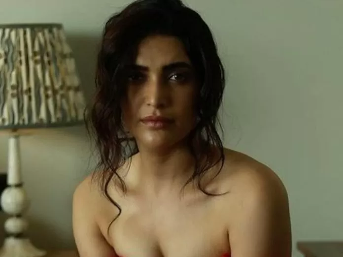 Karishma Tanna showed bo*ld avatar in the bathroom; Poses given in such a bo*ld way