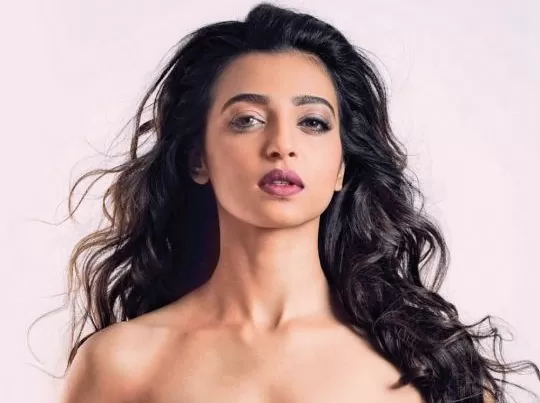 Radhika Apte opened the top buttons braless as soon as she saw the camera, then clicked the boldest photo