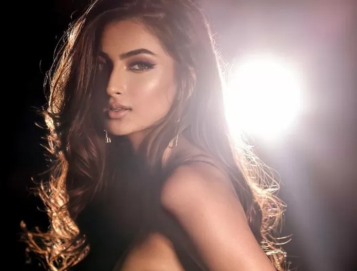 Shweta Tiwari daughter did something in front of the camera wearing a small top, which stunned the senses of the people, Watch video