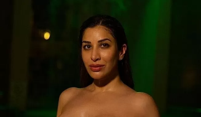 Sophie Choudry did a bold photoshoot in the swimming pool wearing a swimsuit, eyes fixed on the pictures