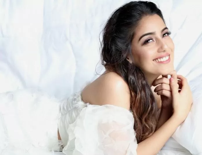 'Sanskari Bahu' Srishti Rode's babe look again, now shares bo*ld pictures from swimming pool