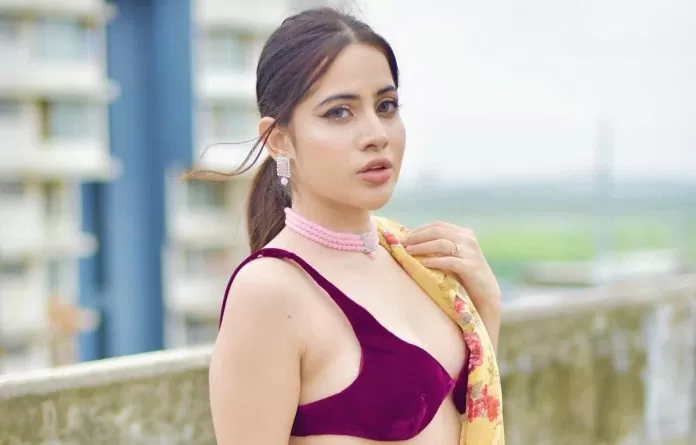 Urfi Javed wore a front open blouse with sari, showed cleavage, the eyes of the people were fixed, see video