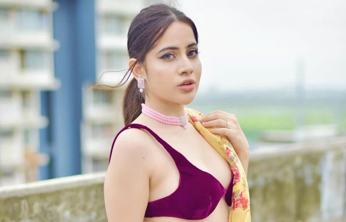 Urfi Javed wore a front open blouse with sari, showed cleavage, the eyes of the people were fixed, see video