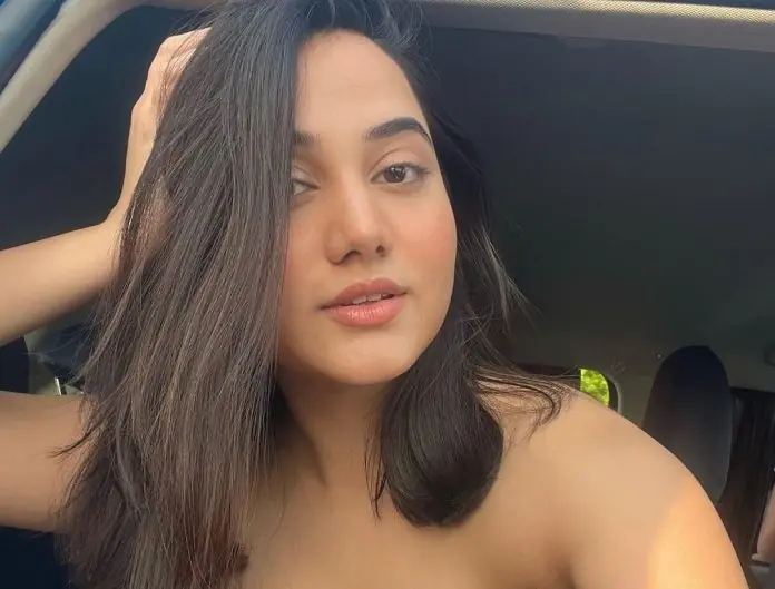 Urfi Javed sister recorded such a video wearing a dress with many cuts, the head will be baffled