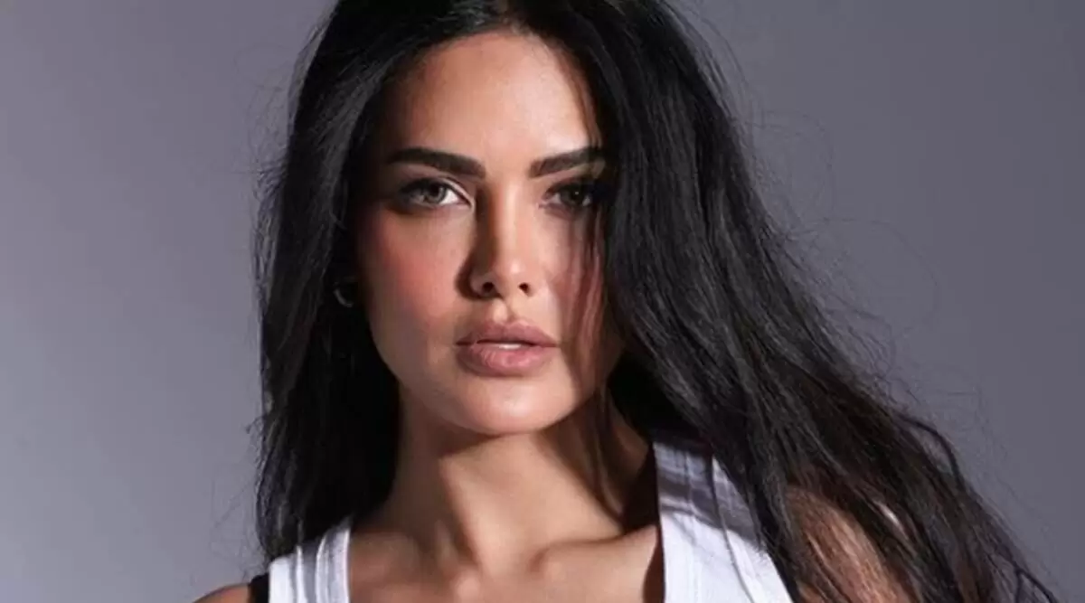 Esha Gupta became uncontrollable in front of the camera, wearing a dress with many cuts caused havoc in every way