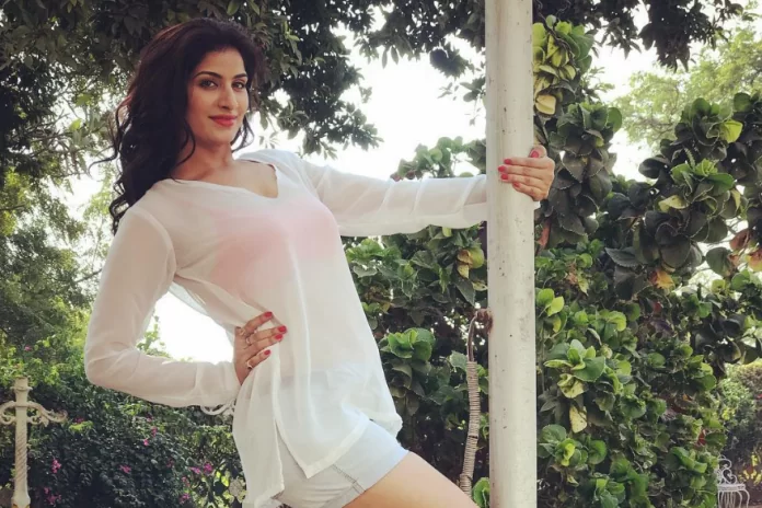 Bhojpuri actress Poonam Dubey shared bo*ld video of bedroom, wearing two-piece raised the internet