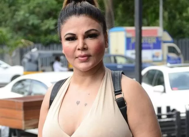 Rakhi Sawant showed her 'tamancha' by sliding her clothes, reporters turned red with shame!