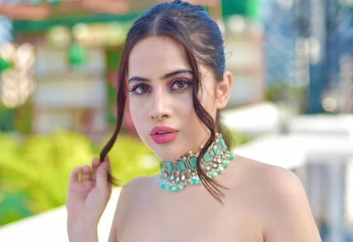 Urfi Javed opened the button of jeans in front of camera without wearing top, face covered with shame