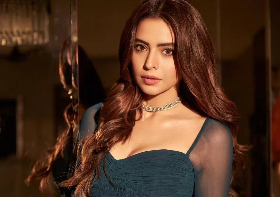 Aamna Sharif wore a short net dress at the age of 40, showed her curvy figure