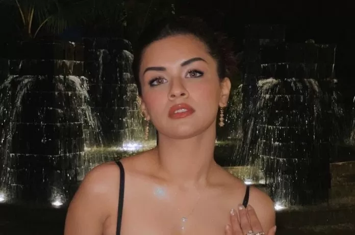 Avneet Kaur flaunts bo*ld figure at the age of 21 wearing bralette top and matching Thai high slit skirt, Fans got intoxicated after seeing her se*xy figure