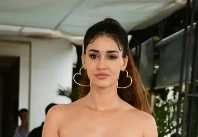 Disha Patani reached the airport wearing a transparent top, whoever saw her could not take her eyes off!