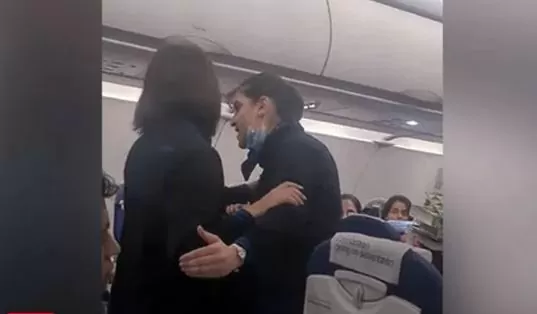 Heated argument between passenger and air hostess in flight, said- I am not your servant, the plane was coming from Istanbul to Delhi