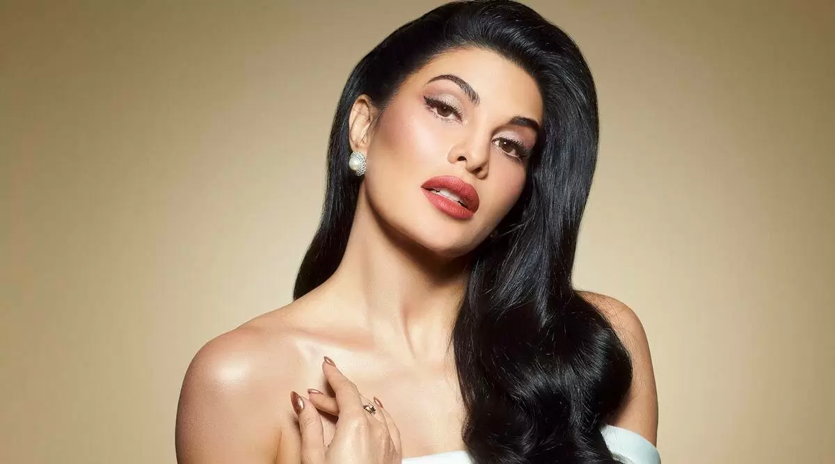 Jacqueline Fernandes survived being a victim of Oops moment, it was difficult to handle the dress in strong wind