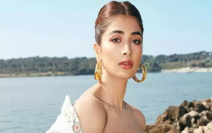 Pooja Hegde arrived in the party wearing such clothes, the dress slipped from the front and became a victim of Oops Moment,watch video - Entertainment Update