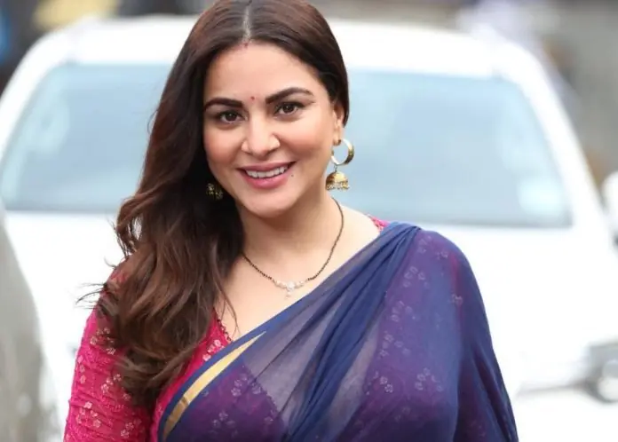 Shraddha Arya seen drunk on the red carpet, falteringly handled the dress, watch video