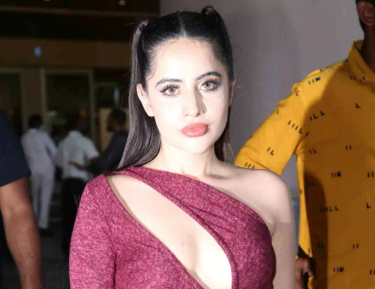 Urfi Javed's most controversial look, body covered with one hand in topless video