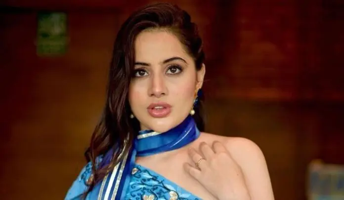 Urfi Javed was seen openly enjoying on the beach wearing a transparent top, seeing such a bold avatar of the actress, the fans themselves closed their eyes.