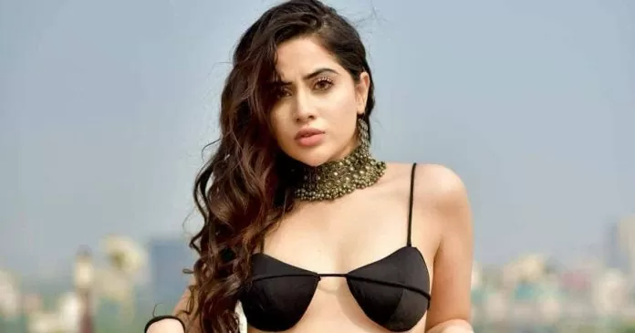 'Blouse of stars and heavy crown' and somewhere 'snake on the forehead', Urfi Javed's look rocked, see photos and VIDEO