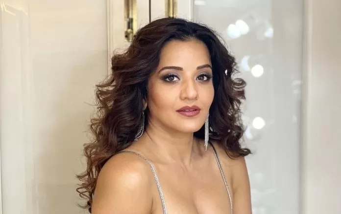 Bhojpuri actress Monalisa wreaked havoc again, bo*ld in red crop top