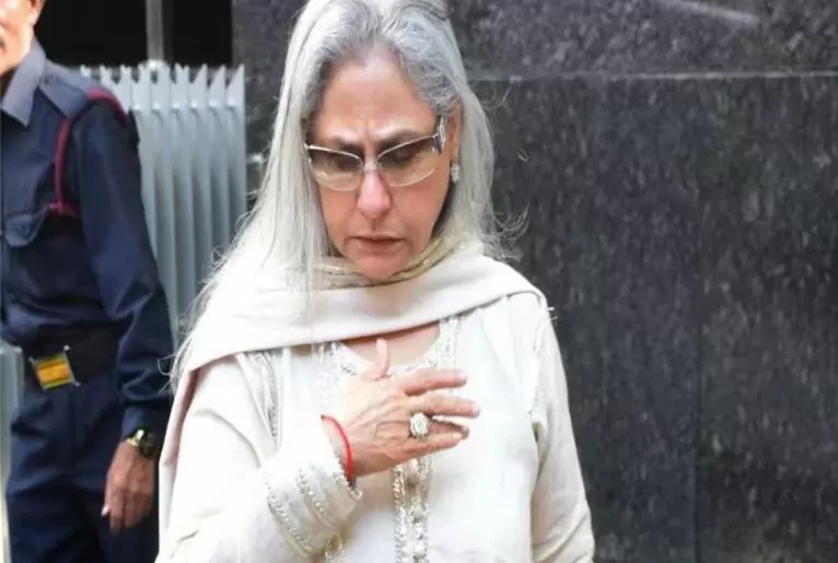 Jaya Bachchan reached the airport with Amitabh Bachchan, again lost her temper, gave such a warning to paparazzi Jaya Bachchan reached the airport with Amitabh Bachchan, again lost her temper, gave such a warning to paparazzi