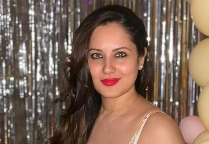 Pooja Banerjee wore tight red dress, flaunted deep neck, crossed all limits of boldness, see photos