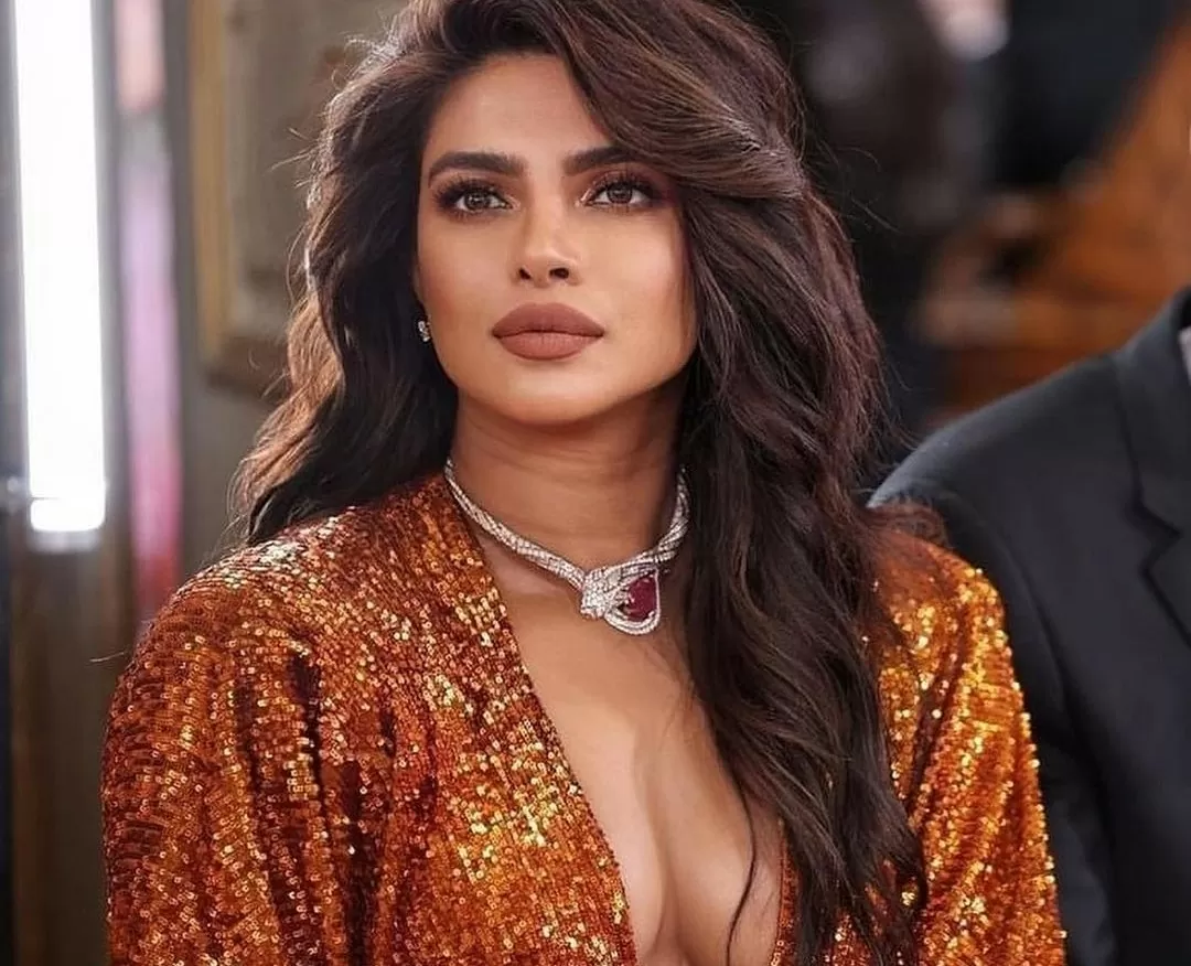 Priyanka Chopra reached award function without bra, shame had to be saved repeatedly in open jacket - Watch Dance Video: Girl in red saree did bold dance on song 'Oo Antawa', video went viral