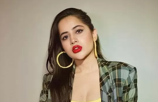 Urfi Javed showed topless style in front of the camera, body covered with plastic spoon