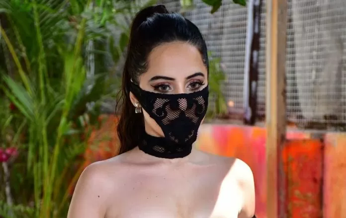 Urfi Javed took off her bra first as soon as she reached home; see the sweat left by the people
