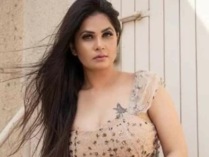 Aabha Paul gave se*xy poses while sitting in the bathtub, respect covered with rose leaves; People sweat after seeing the photos