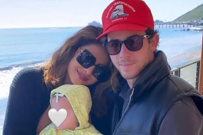 Priyanka's daughter Malti was seen playing with the sand on the beach, the picture will touch your heart